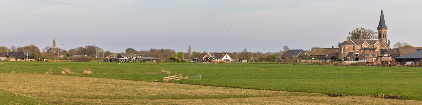 Foto van Oud Ade gezien vanaf een weiland